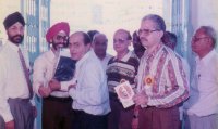 Sandhu, Hamraaz, Arun Bhatt, next two unknown, Madhusudan Bhatt (holding Sai Baba book, Red striped shirt) and other music lovers